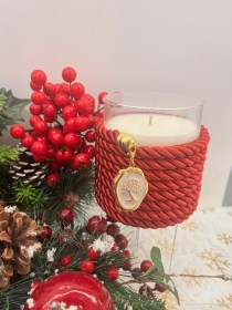 Χριστουγεννιάτικο χαμηλό βάζο με διακόσμηση κόκκινο κορδόνι και γούρι